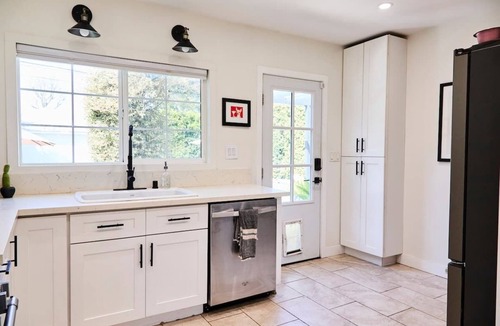 Lake Balboa House | The Oasis | Sleeps 6 | Private Pool & Garden