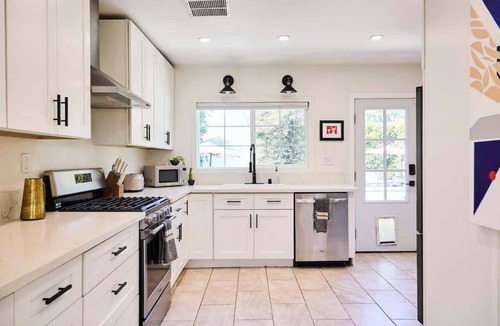 Lake Balboa House | The Oasis | Sleeps 6 | Private Pool & Garden