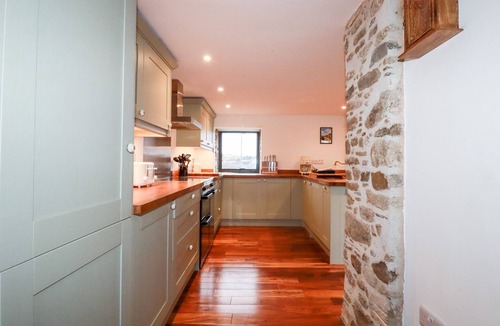 Fivelanes Cottage | THE OLD CATTLE BARN, pet friendly, with a garden in Launceston