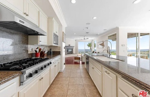 Los Angeles County Villa | The Overlook – 5BR - Movie Room- EV Charger- Hoops