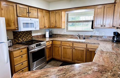 Smith River House | The Pelican! Private, Beach Access! Family Fun! Perfect Vacation! NO PETS.