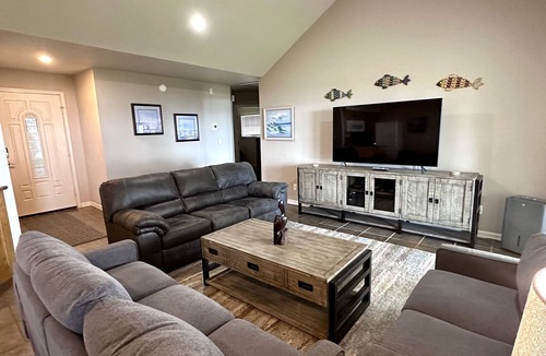 Smith River House | The Pelican! Private, Beach Access! Family Fun! Perfect Vacation! NO PETS.