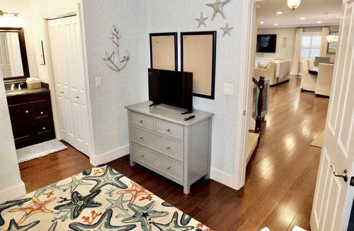 Peninsula House | The Perfect Beach House! Private and Desirable 5 BDR, Walk to Dining & Shopping