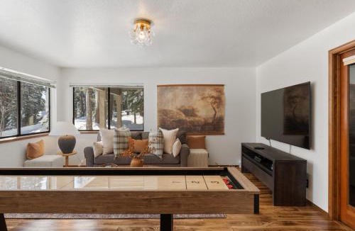 Kingswood Estates House | The Pinecrest Retreat- 10 mins to NorthStar! Hot Tub, Large Deck, Views, and Games