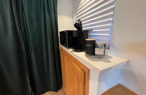 Park Mesa Heights House | The Place, private 1bd unit, LAX, SoFi, Beaches, USC, Forum