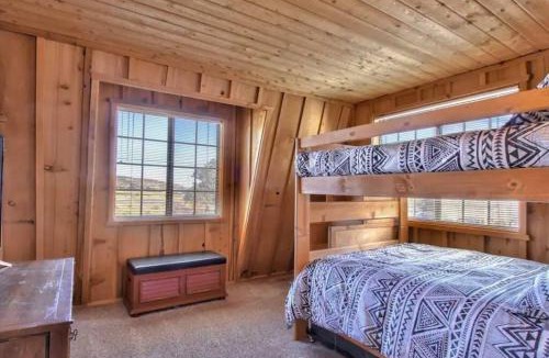 Sugarloaf Villa | The Raccoon Retreat + Firepit + Spa + BBQ