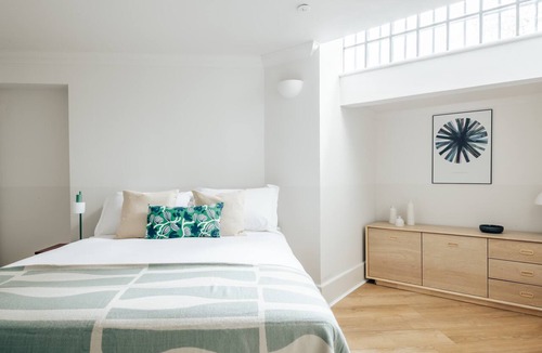 Vincent Square Apartment | The Regency: 2BD LG Apartment in Victoria