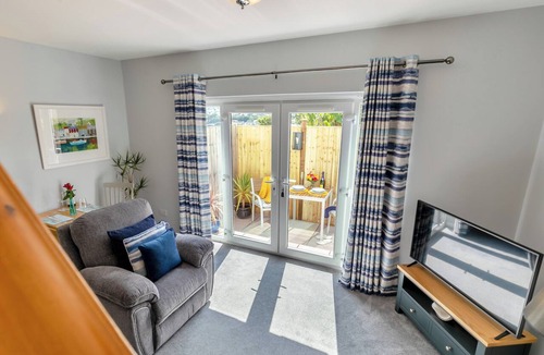 Falmouth House | THE RETREAT Falmouth- Driveway Parking, Front Courtyard, Rear Patio, Train 3 min