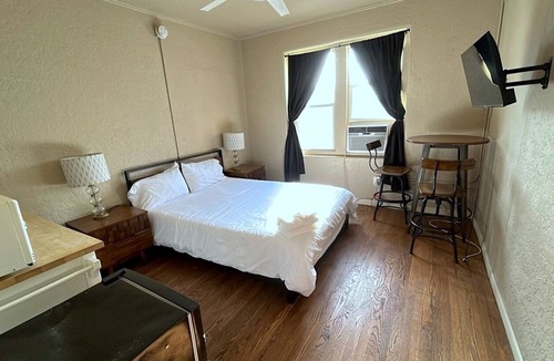 Westlake Apartment | The Retreat You're Looking For | Queen Studio!