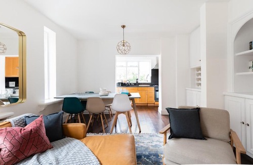 Hammersmith and Fulham Apartment | The River Thames Retreat - 3BDR Apartment in Fulham with Garden