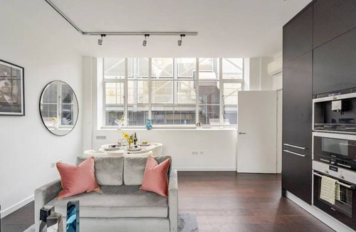 London City Centre Apartment | The Soho Conservatory — Loft Style 3 Bed with AC