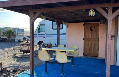 Tecopa Apartment | The Sun Room at Lake Tecopann