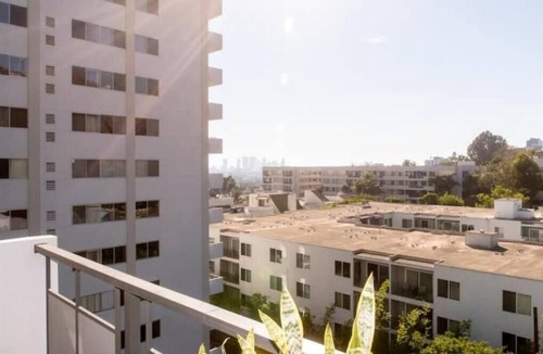 Norma Triangle Apartment | The Sunset Blvd luxury high-rise, 180 city views