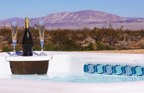 Joshua Tree House | The Sunset Road House (Hot Tub! Hammocks! Fireplace!)