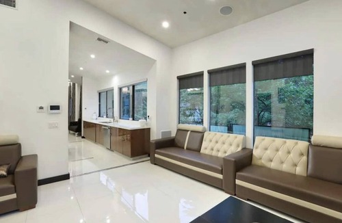 Chevy Chase House | THE SUNSHINE 3B|3.5BA POOL+SPA