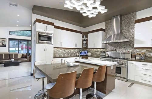 Chevy Chase House | THE SUNSHINE 3B|3.5BA POOL+SPA