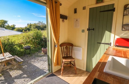 Llanybydder Cottage | THE THREE SPANIELS SHEPHERDS HUT, pet friendly in Llanybydder