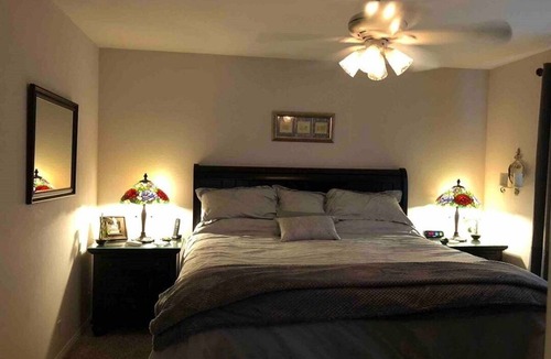 Bluff Heights House | “The Tree House” near beach, 2King beds, free parking