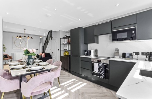 Turkey Street House | The Ultimate Hangout 4BR Modern House with Garden