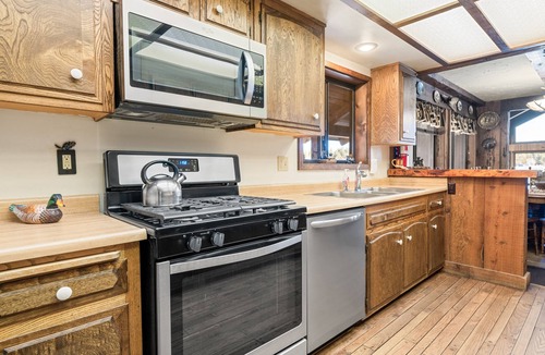 Patton House | The Voges' Lake House - Sleeps 14 - 8 Adults Max. Lakefront, Dock, BBQ