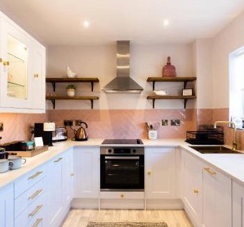 Warwick Apartment | The Wharf - Luxury Apartment in Warwick sleeps 4 with Free Parking - close to Canal-Side pub - perfect for friends & family breaks, the races or work stays
