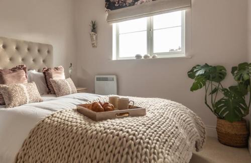 Warwick Apartment | The Wharf - Luxury Apartment in Warwick sleeps 4 with Free Parking - close to Canal-Side pub - perfect for friends & family breaks, the races or work stays