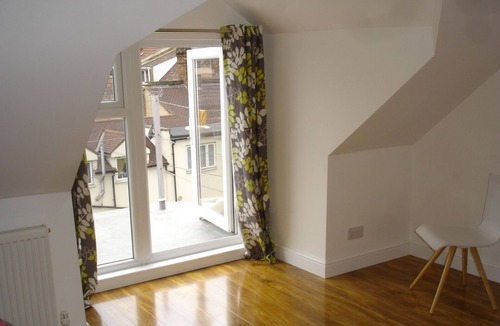 Cricklewood House | The White House 7 DOUBLE BED HOUSE FULLY-EQUIPPED