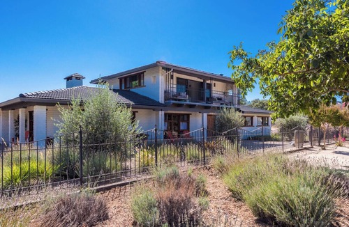 Sonoma House | The Wolf & Horseshoe – Sonoma Designer Wine Country Farmstay. Pool & 4 Ensuites.