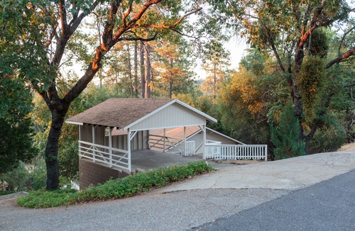 Groveland House | The Yosemite falls are flowing and the lake is full, come and enjoy.