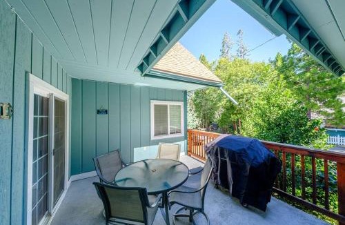 Cedar Glen House | TheDragon's Den Mega Cabin Sleeps 12