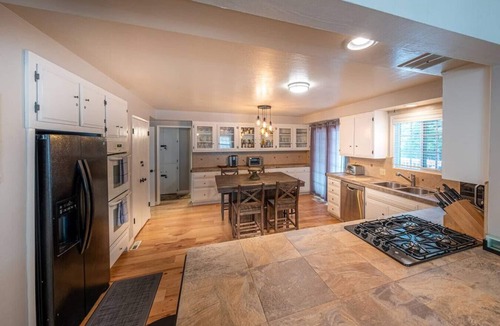 Cedar Glen House | TheDragons Den Mega Cabin Sleeps 12