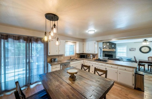 Cedar Glen House | TheDragons Den Mega Cabin Sleeps 12