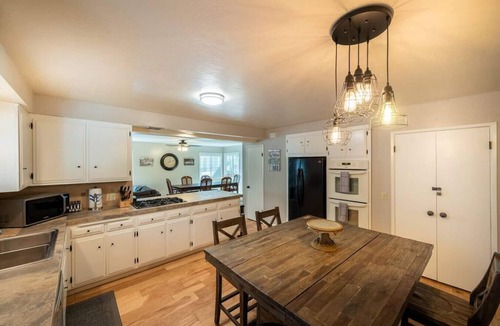 Cedar Glen House | TheDragons Den Mega Cabin Sleeps 12