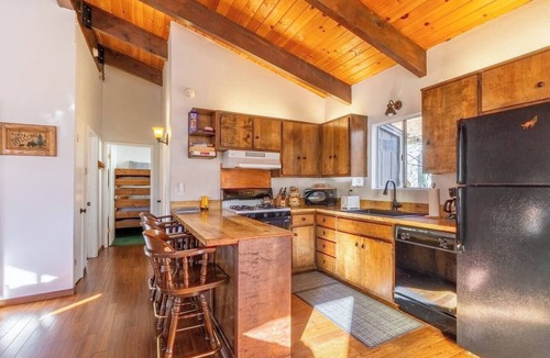 Sugarloaf Cabin | This cabin is a 2 bedroom(s), 2 bathrooms, located in Big Bear, CA.