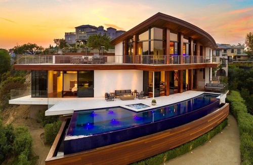 Hollywood Hills House | This house is a 5 bedroom(s), 5 bathrooms, located in Los Angeles, CA.