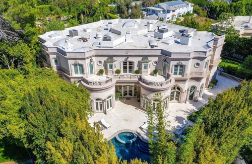 Beverly Hills House | This house is a 8 bedroom(s), 9 bathrooms, located in Beverly Hills, CA.