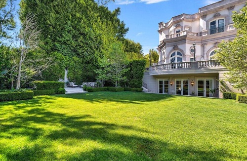 Beverly Hills House | This house is a 8 bedroom(s), 9 bathrooms, located in Beverly Hills, CA.