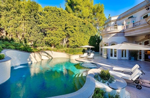 Beverly Hills House | This house is a 8 bedroom(s), 9 bathrooms, located in Beverly Hills, CA.