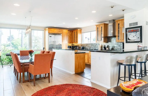 Venice Canals House | This modern architectural mansion overlooks the historic Venice Canals.