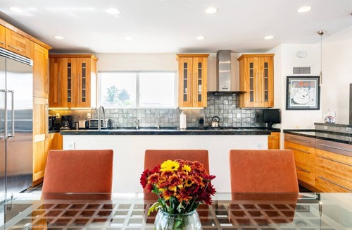 Venice Canals House | This modern architectural mansion overlooks the historic Venice Canals.