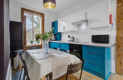 Whitechapel Apartment | Three bedroom in United Kingdom of Great Britain and Northern Ireland,