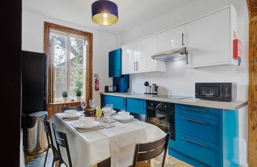 Whitechapel Apartment | Three bedroom in United Kingdom of Great Britain and Northern Ireland,