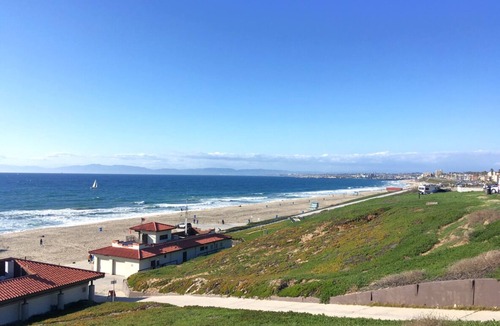 Southeast Torrance House | Three Sleek Units Near The Best Restaurants, Farmers' Market & Shopping Center