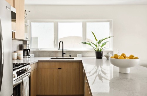 The Strand Condo | Tide House - Unit A | Modern Seaside 1BD w Parking