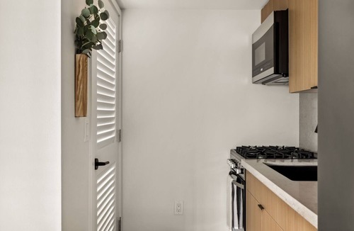 El Segundo Condo | Tide House - Unit E | Seaside Studio w/Parking