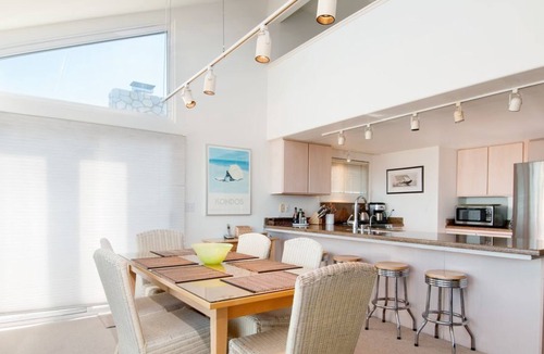 Monterey House | Tides In - Monterey Beach House - Oceanfront, Walk to Fisherman's Wharf