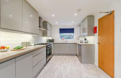 Stevenage Apartment | Tiger House Stevenage 5 Bed 4 Bath Group Bookings