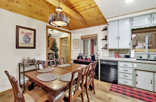 Boulder Bay Cabin | Timber Pines Chalet Retreat Cottage w/Hot Tub