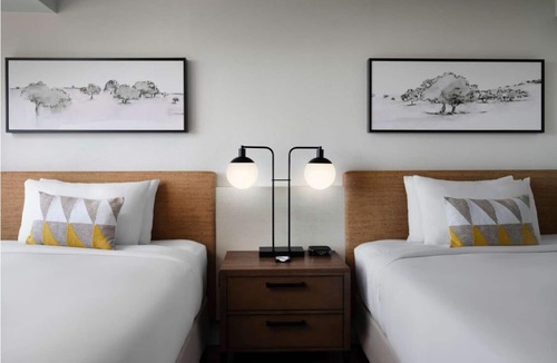 Irvine Business Complex Hotel | Time for a Delightful Getaway! Airport Shuttle, Pool & Jacuzzi, Pet Friendly