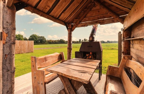 Maidwell Cabin | Tinywood One, dog friendly with hot tub in Warwick